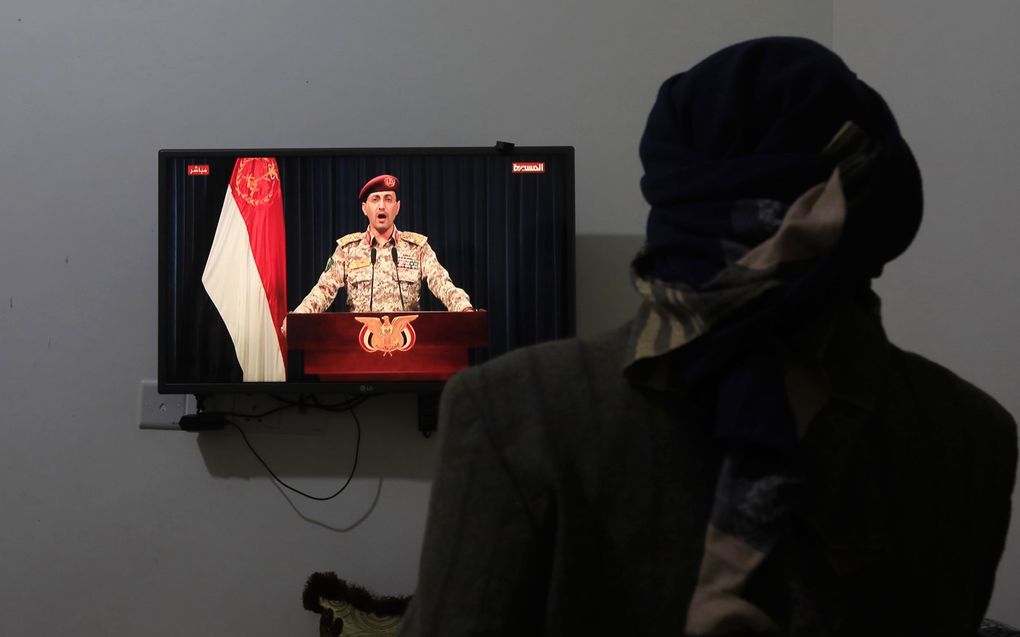 De militaire woordvoerder van de Houthi's, Yahya Sarea, legt voor de tv-camera in Sana'a een verklaring af over de nieuwe aanval. beeld EPA, YAHYA ARHAB