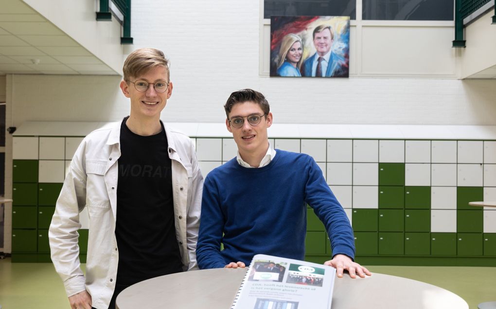 Wiljan Meeuse (l.) en Leendert Both in de schoolstraat van de Gomarus met hun profielwerkstuk. beeld RD, Anton Dommerholt