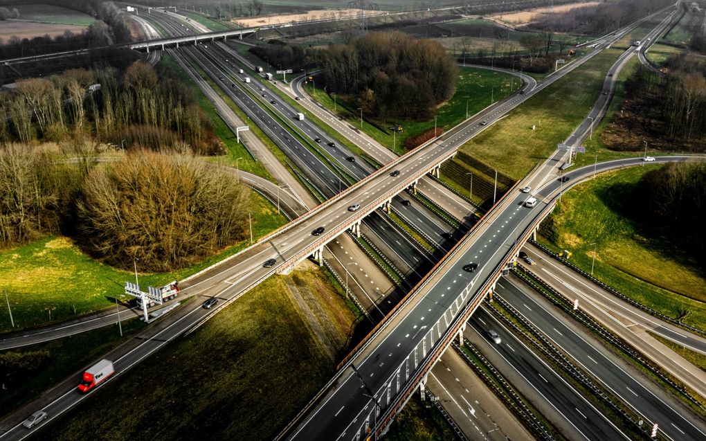 Dronefoto van knooppunt Ressen, voor automobilisten uit het westen het laatste knooppunt van de A15. beeld ANP, Rob Engelaar