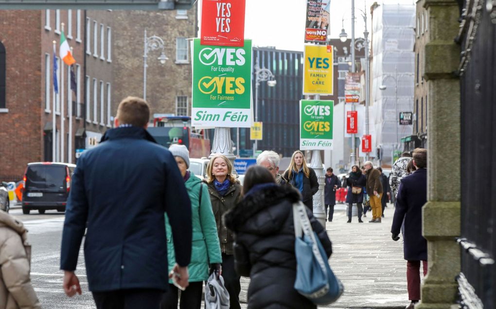 Campagneposters voor het grondwettelijk referendum in Ierland van vrijdag. beeld AFP, Paul Faith