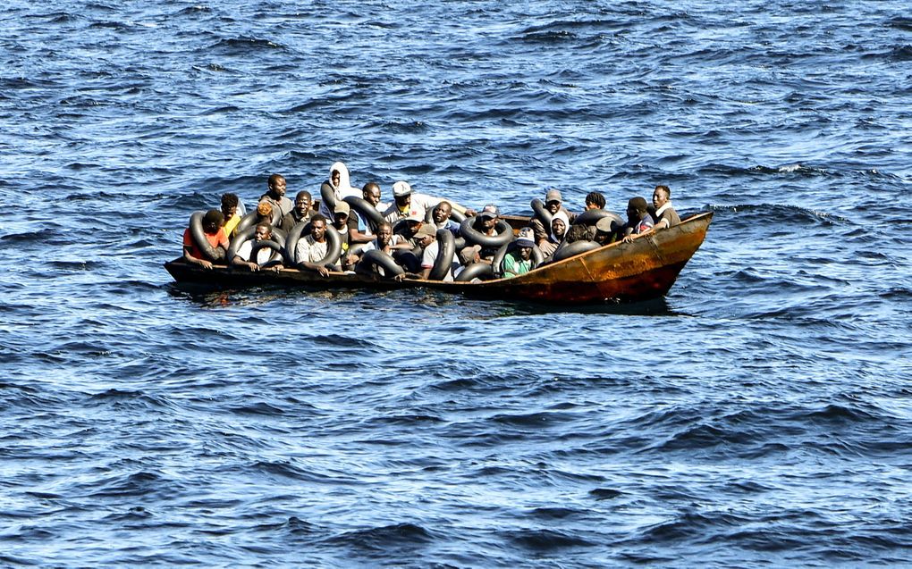 Migranten die de oversteek wagen tussen Tunesië en Italie, augustus 2023. beeld AFP, Fethi Belaid