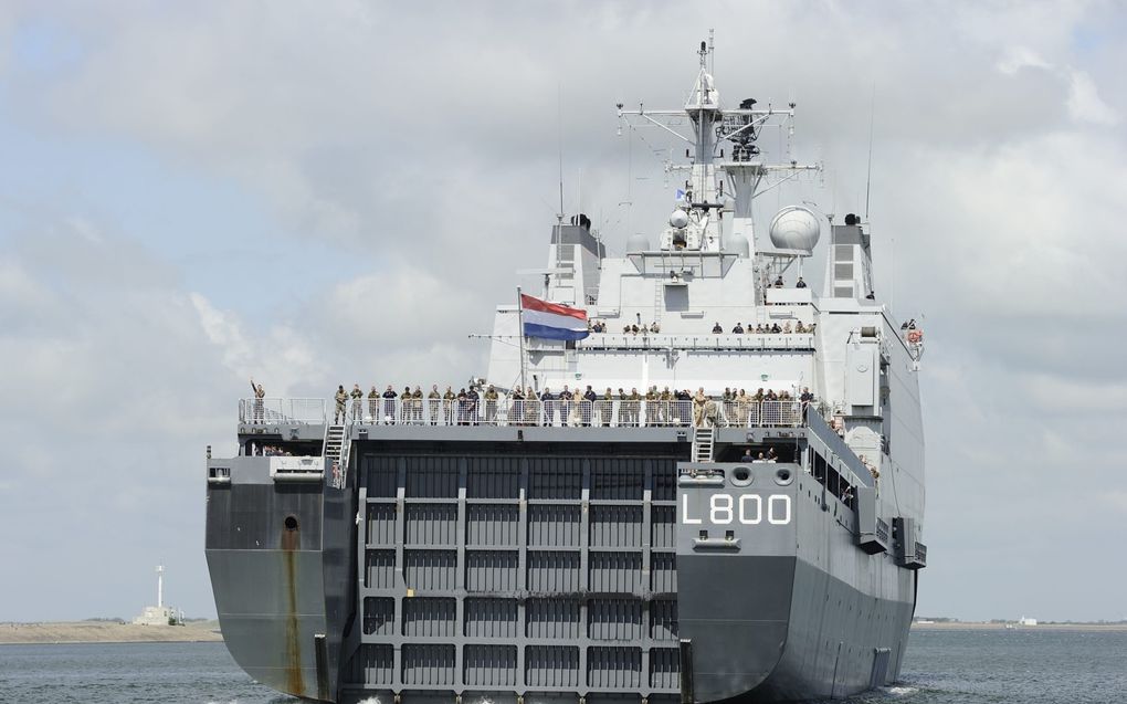 Zr.Ms. Rotterdam vertrekt uit Den Helder. De marine vervangt het kolossale amfibische transportvaartuig door een nieuwe, lichtere variant, geschikt voor oorlogssituaties. beeld ANP, Lex van Lieshout