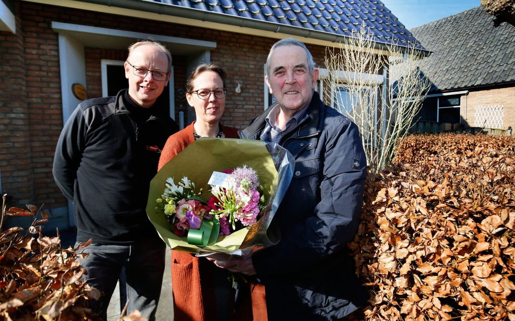 Cees Oomen (r.) geeft zijn dochter Gerdien en haar man Ceel een bos bloemen. „Ze zijn gedreven en zetten een deel van hun leven in voor de gemeenschap.” beeld Cor de Kock