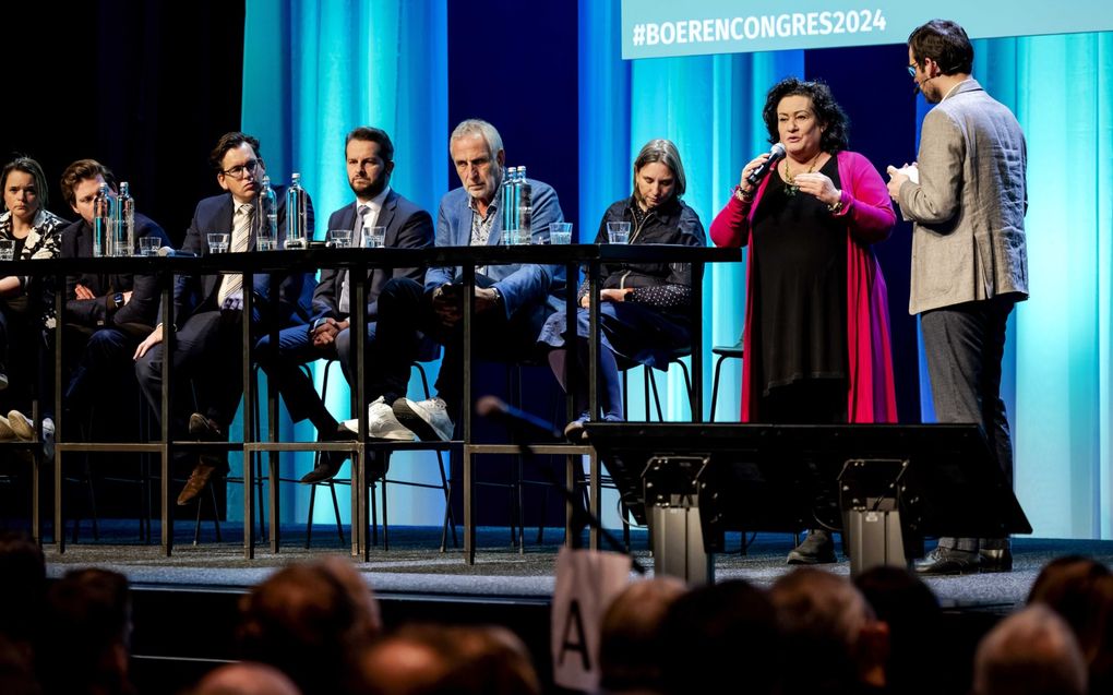 Kamerleden op het podium bij het boerencongres van LTO, donderdagavond in Nijkerk. De belangenorganisatie presenteerde een manifest met vijf eisen. beeld ANP, Robin van Lonkhuijsen.