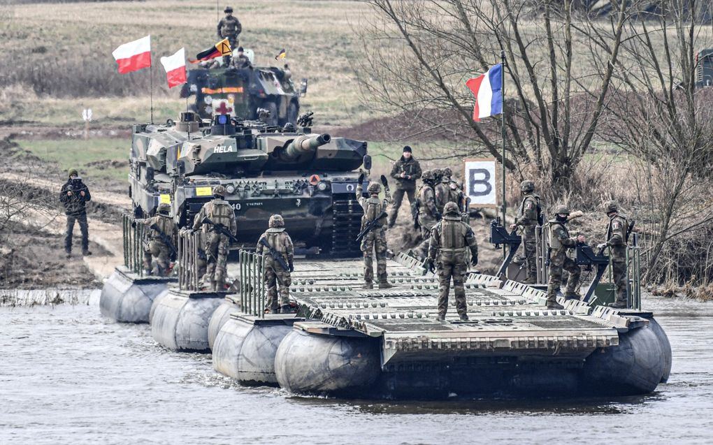 Militairen trainen tijdens een NAVO-oefening bij de Poolse plaats Krozeniewo een oversteek op de rivier de Vistula. beeld EPA, Andrzej Jackowski