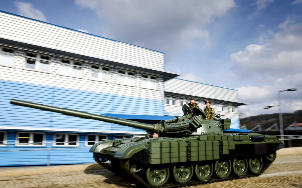 De Nederlandse Commandant der Strijdkrachten Onno Eichelsheim (m.) klom eind februari op een T-72 tank tijdens een bezoek aan de Tsjechische wapenfabriek Excalibur Army. beeld ANP, Sem van der Wal