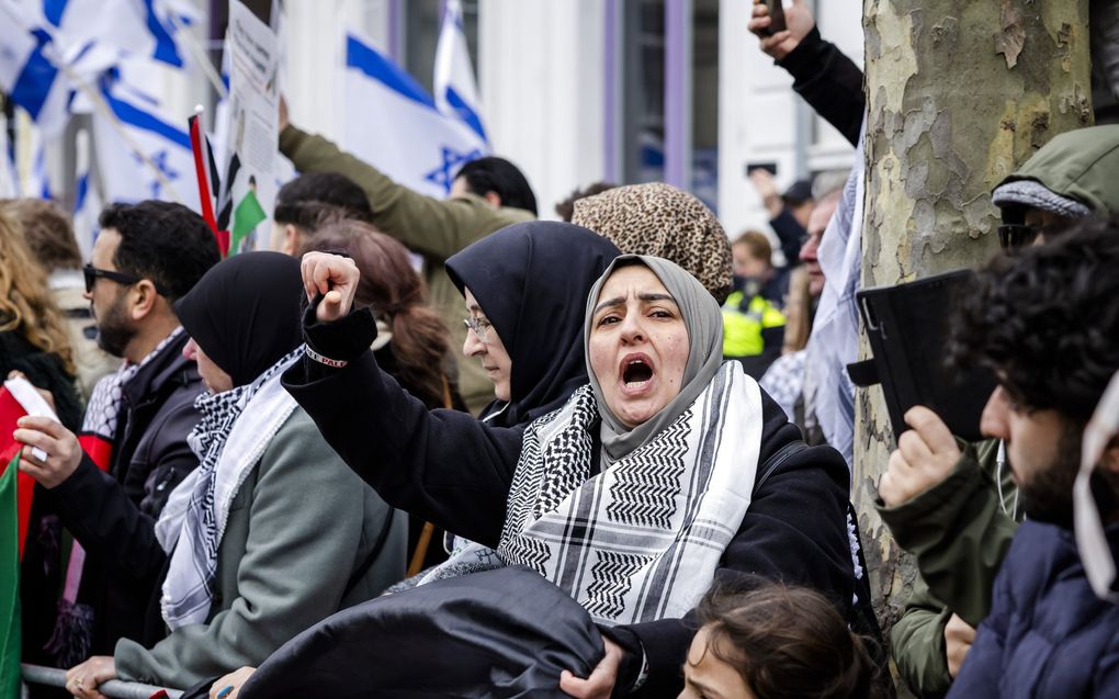 Demonstranten voeren actie tegen de aanwezigheid van de Israelische president Isaac Herzog bij de opening van het Nationaal Holocaustmuseum. beeld ANP, MICHEL VAN BERGEN