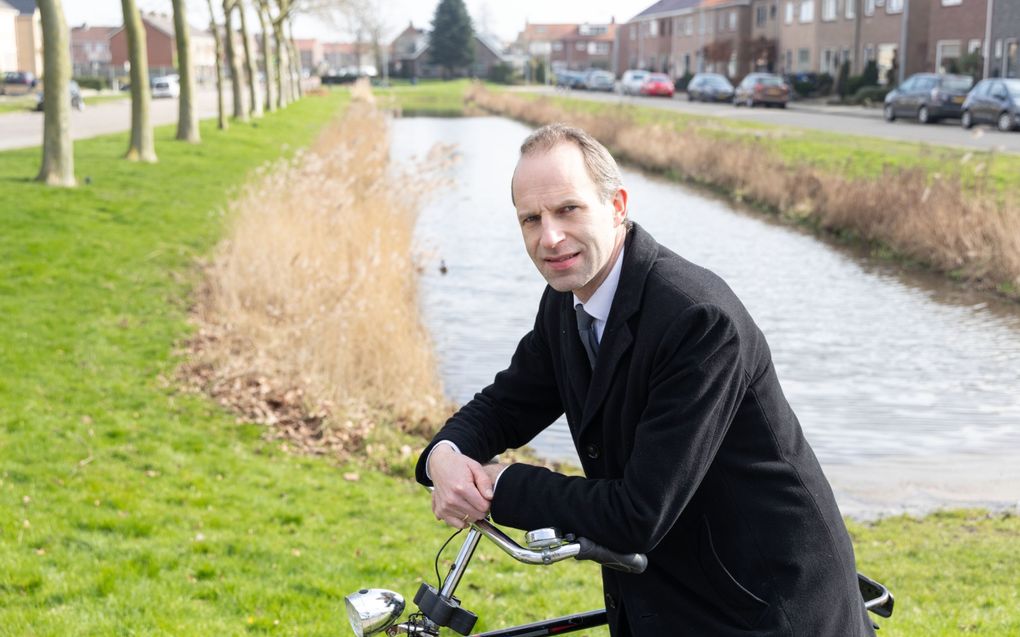 Ds. M. van Reenen probeert met zijn gezin eenvoudig te leven. „Wij doen bijna alles met de fiets.” beeld RD, Anton Dommerholt