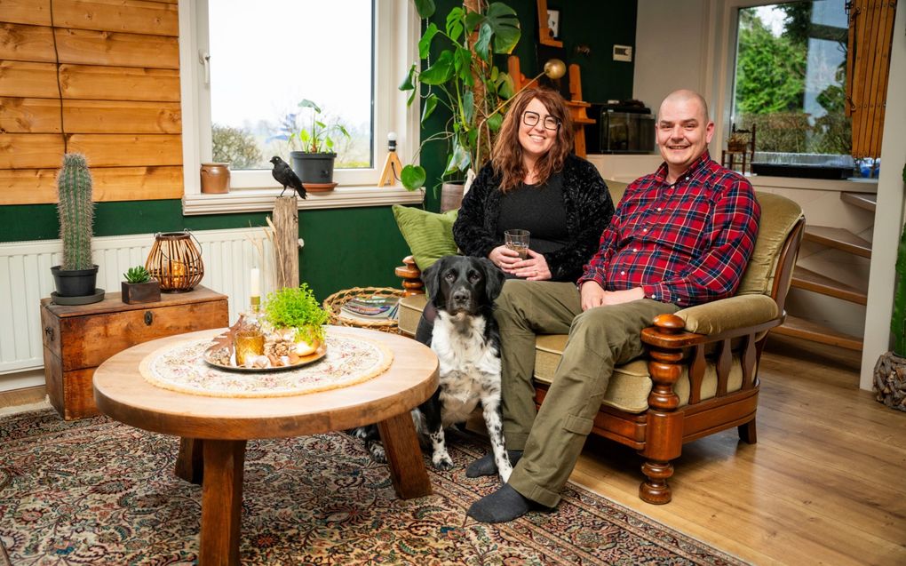 Ook het bankstel hebben William en Marion tweedehands gekocht. „Die zit heerlijk, ook voor onze hond Duco”. beeld  Cees van der Wal