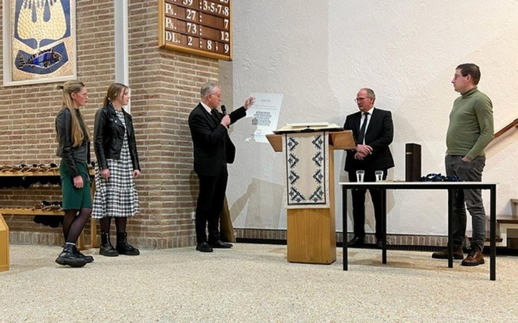 De gereformeerde gemeente in Nunspeet nam vrijdagavond haar nieuwe zalen en parkeerterrein in gebruik. In het midden ds. A. Schot. beeld gg Nunspeet