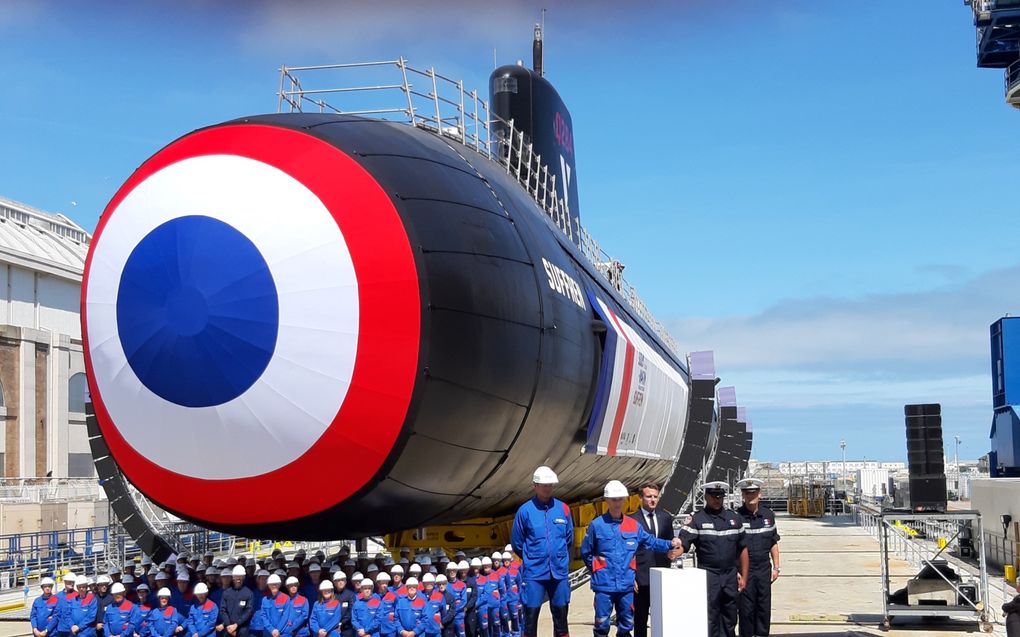 De boeg van het 99 meter lange gevaarte is in de Franse nationale kleuren rood, wit en blauw gestoken. beeld Riekelt Pasterkamp
