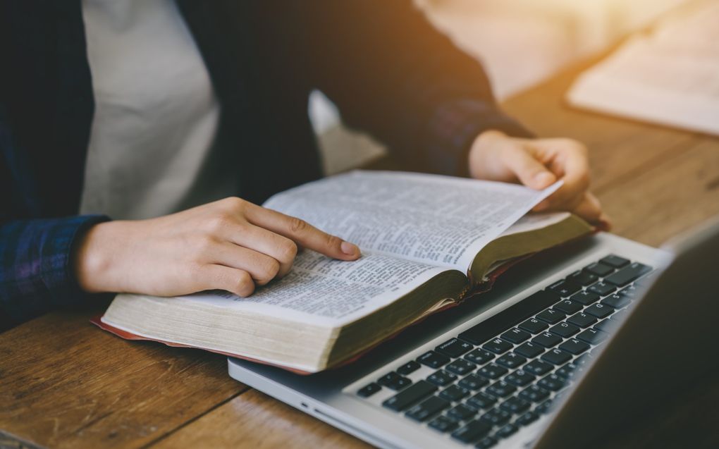 „Echt wijs zijn, een goed leven leiden, begint met het zoeken van God, niet met het doorzoeken van internet.” beeld iStock