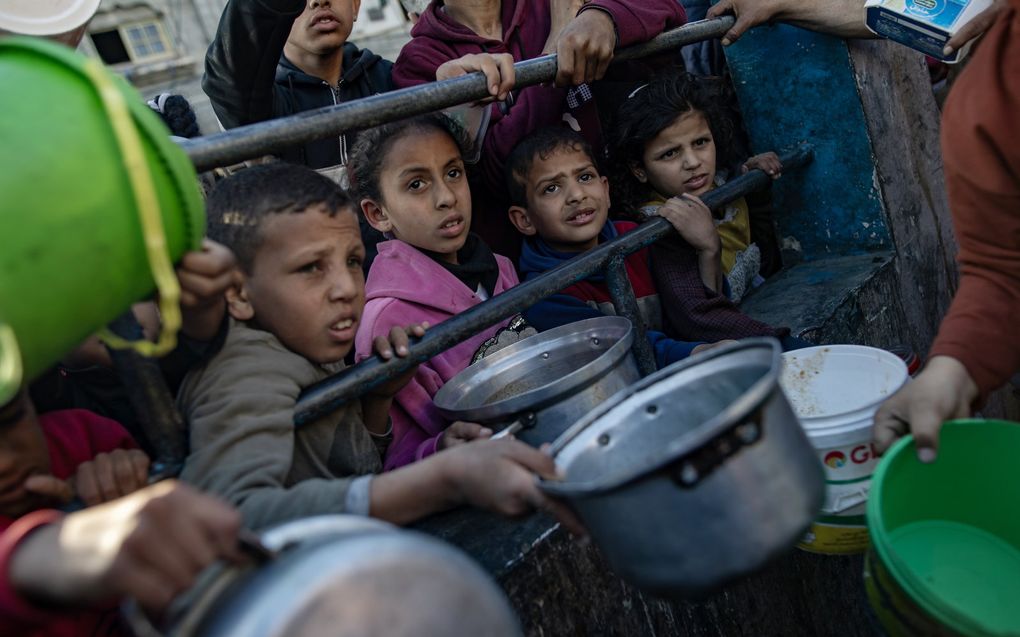 Palestijnen in Rafah wachten op voedsel. beeld EPA, HAITHAM IMAD