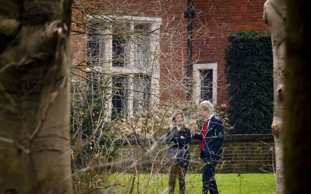 Dilan Yesilgoz (VVD) en Geert Wilders (PVV) zijn dinsdag in gesprek tijdens een formatiebijeenkomst op landgoed De Zwaluwenberg. beeld ANP, SEM VAN DER WAL