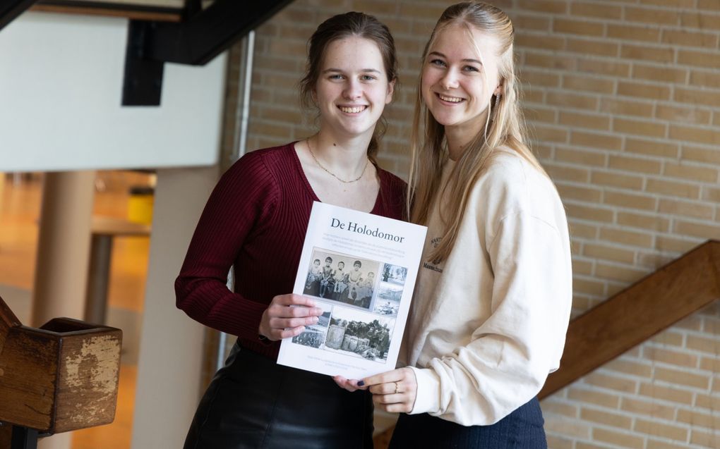 Riëlle (l.) en Marisha met hun profielwerkstuk in de Pieter Zandt. beeld RD, Anton Dommerholt