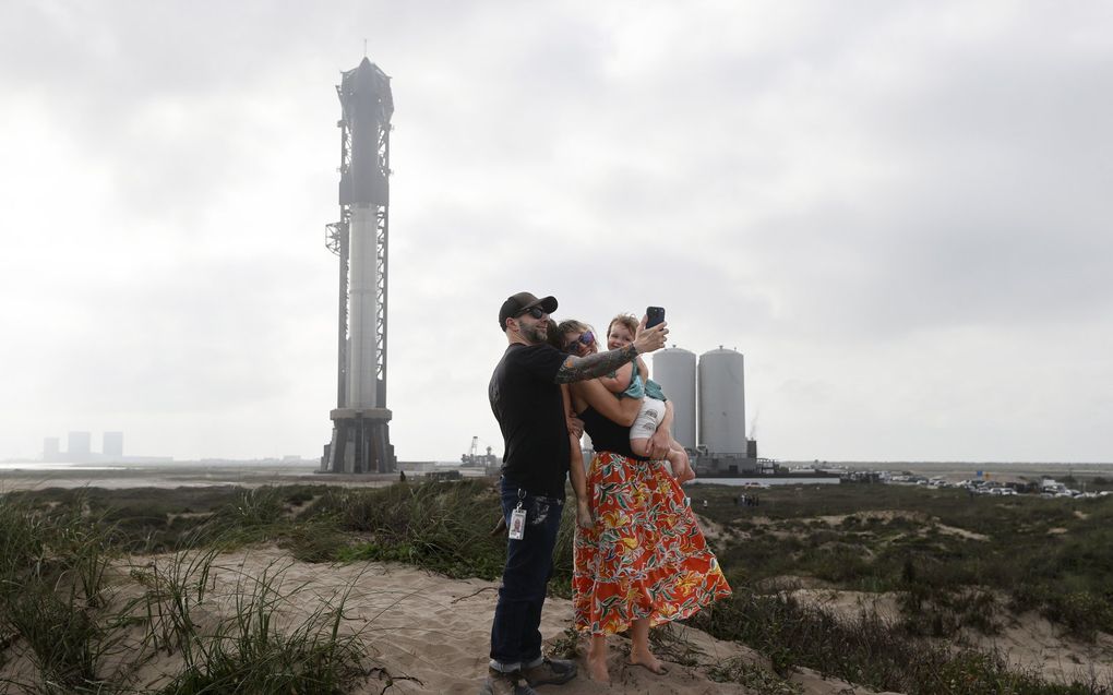 De lancering van de Starship-raket gebeurt vanaf de eigen ruimtebasis van SpaceX in de staat Texas en staat gepland voor donderdagmiddag Nederlandse tijd. beeld EPA, Adam Davis