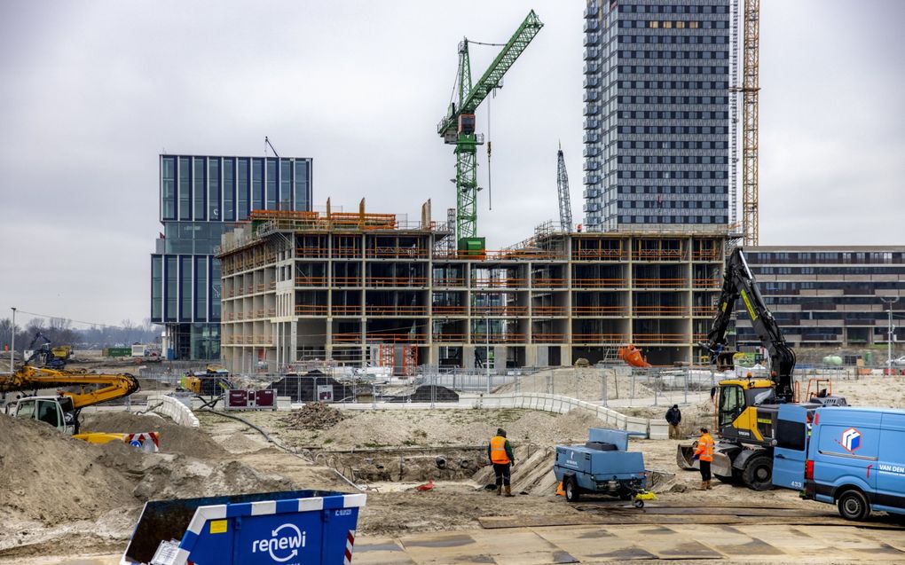 Ook in Amsterdam, bij Zeeburgereiland, verrijzen nieuwe woningen. Volgens DNB komt Nederland nog altijd 400.000 huizen tekort. beeld ANP, Ramon van Flymen