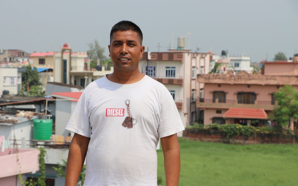 Voorganger Jonah uit Nepal besloot drie dagen te bidden en te vasten toen boze buren wilden dat hij direct zou stoppen met de bouw van een kerk. beeld SDOK