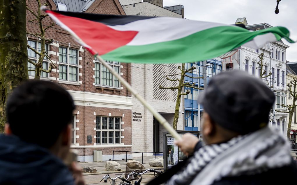 „De opening van het Holocaustmuseum in Amsterdam is overschaduwd door horden demonstranten.” beeld ANP, Michel van Bergen