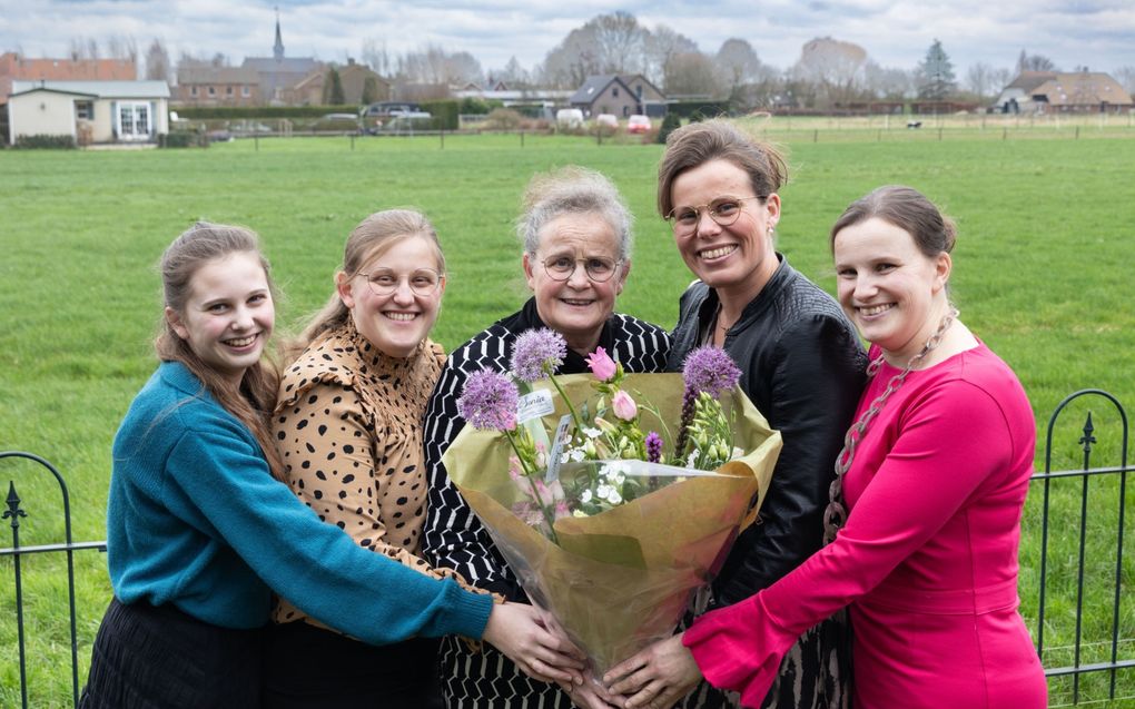 „Onze moeder heeft een groot hart en loopt niemand voorbij.” Vlnr: Marlieke, Coriene, moeder Johanna, Willemien en Henrieke. beeld RD, Anton Dommerholt