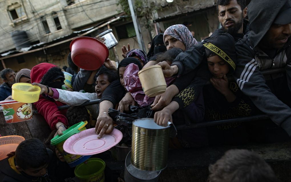 Palestijnen wachten op voedsel in Rafah, in het zuiden van de Gazastrook. beeld EPA, HAITHAM IMAD