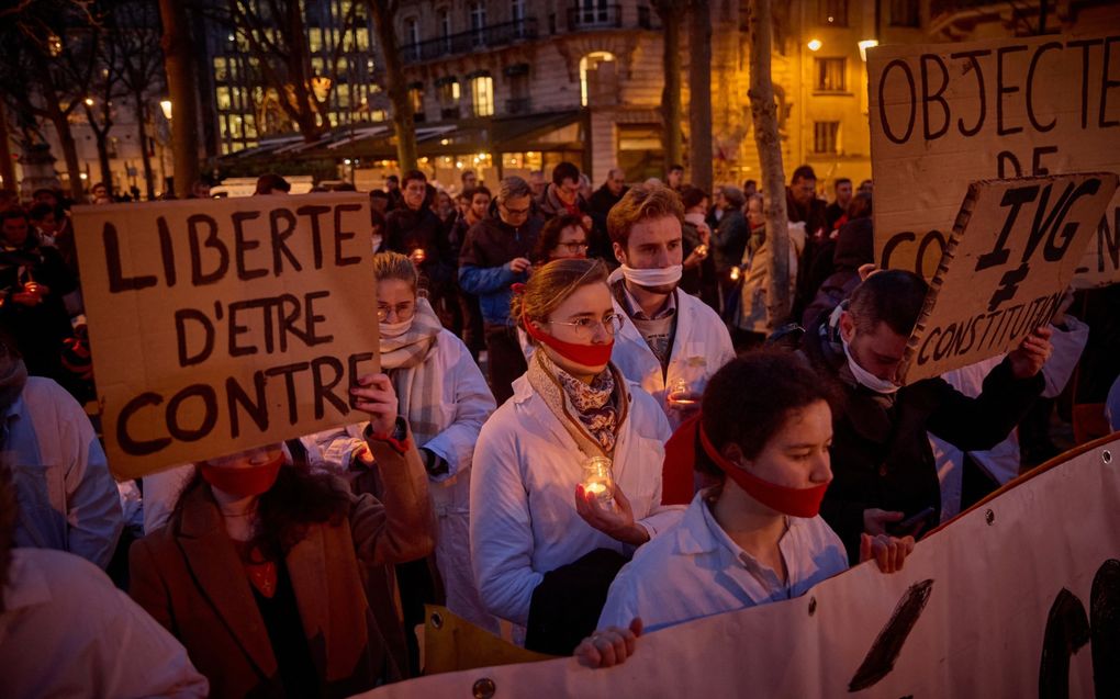 „De verankering van abortus in de grondwet is een „right to kill people”” Foto: een stille pro-lifemars in Parijs op 28 februari. beeld AFP, Kiran Ridley