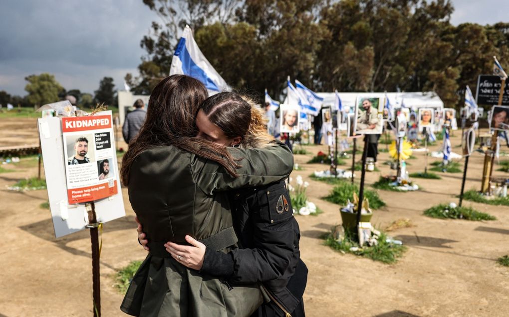 Israëlische vrouwen rouwen bij een gedenkplaats in het zuiden van Israël voor de slachtoffers van de aanslagen van 7 oktober. beeld AFP, Michael Blum