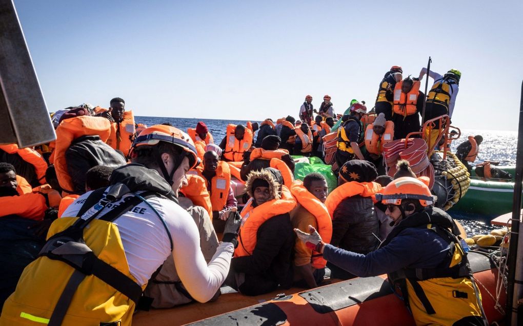 Migranten die al een week op de Middellandse Zee ronddobberen, worden door hulporganisatie SOS Méditerranée voor de kust van Libië opgepikt. Veel vluchtelingen reizen vanuit Egypte via Libië naar Europa. beeld AFP, Johanna de Tessieres