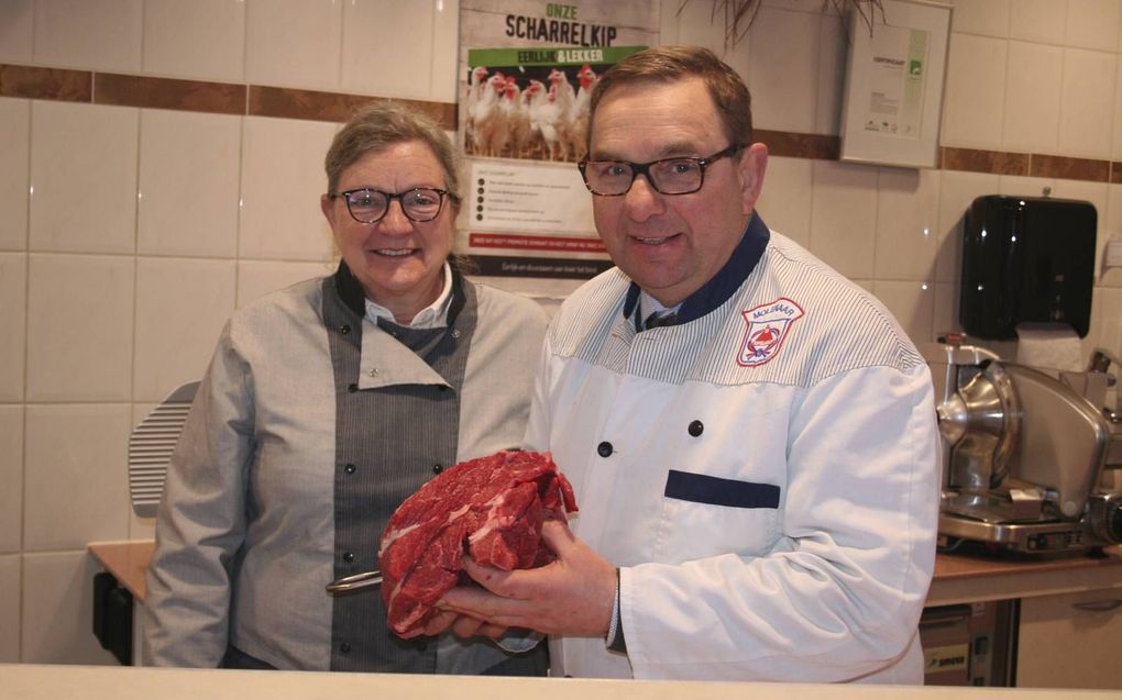 Slagersechtpaar Sieneke (67) en Dick (66) Molenaar nemen zaterdag afscheid van hun slagerij. beeld André Bijl