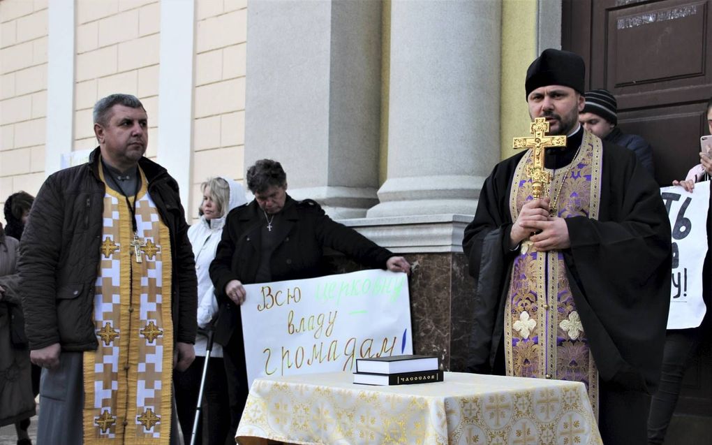 Openluchtdienst voor de Oekraïens-Orthodoxe Geboortekathedraal in Odessa. De sleutels van de kerk zijn zoek, dus moeten de dienst buiten, op straat, plaatsvinden. beeld Floris Akkerman