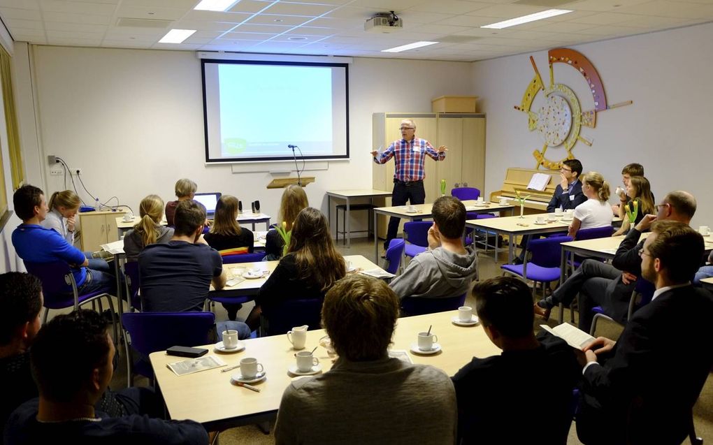 HGJB stafmedewerker Herman van Wijngaarden doet de interactieve Bijbelstudie over Markus 14 over Petrus die Jezus verloochent in de zaal van Kajafas.