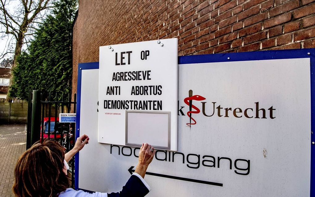 Abortuskliniek Het Vrelinghuis in Utrecht waarschuwt bezoekers voor „agressieve antiabortusdemonstranten.” Na dreigingen heeft Schreeuw om Leven besloten voorlopig te stoppen met haar wakes. beeld ANP, Robin Utrecht