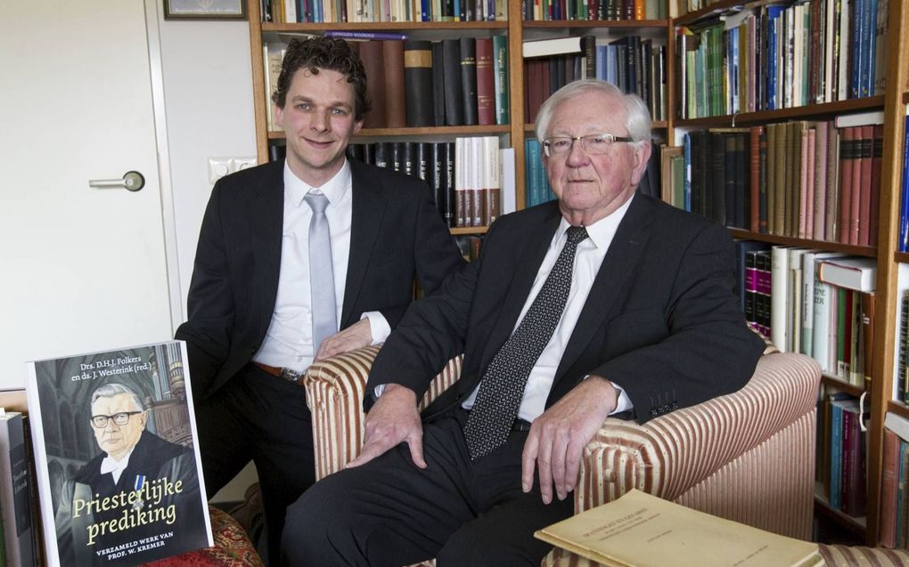 Kand. D. H. J. Folkers (links) en ds. J. Westerink verzorgden een uitgave van het werk van prof. W. Kremer. beeld RD, Anton Dommerholt