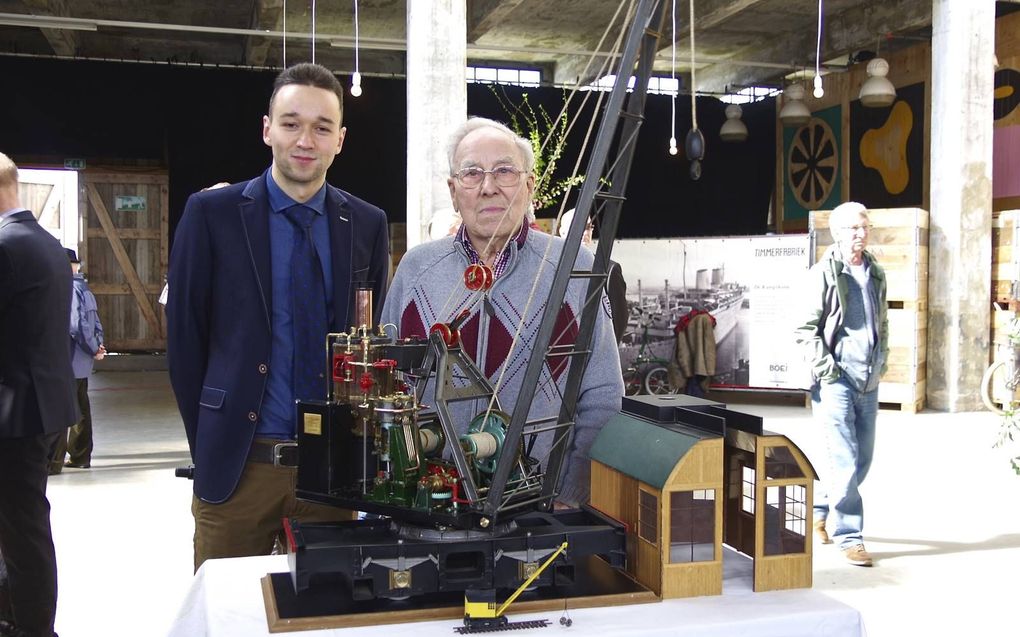 Wesley Sekewael (l.) en Dick Bakker bij een schaalmodel van de stoomhijskraan Schelde nummer 38, gemaakt door Bakker. beeld Van Scheyen Fotografie