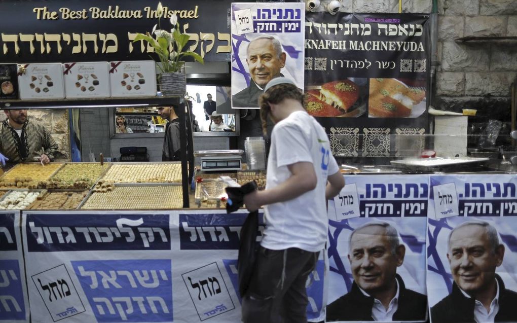 Campagnestand van Likud, de partij van de zittende Israëlische premier Benjamin Netanyahu, op de Machané Yehudamarkt in Jeruzalem, dinsdag. beeld AFP, Thomas Coex