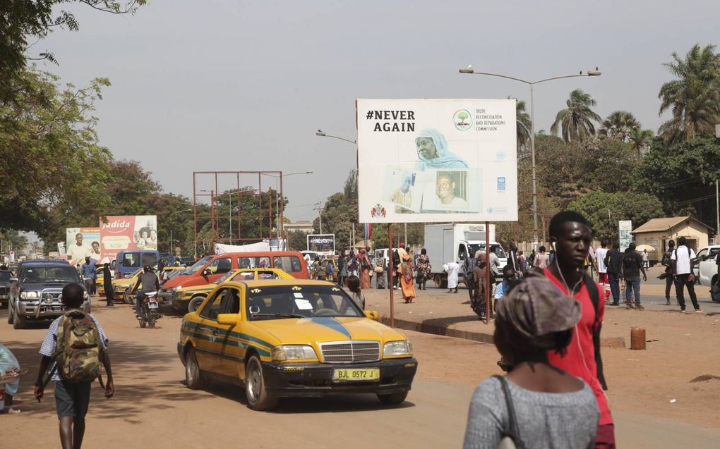 Straatbeeld met propaganda van de waarheidscommissie in de Gambiaanse stad Serekunda. De commissie moet de misdaden van 22 jaar dictatuur onder Yahya Jammeh in kaart brengen. beeld Lex Rietman