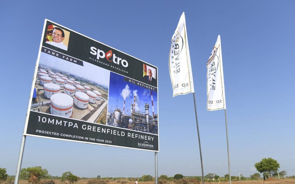 Chinese investeringen moeten niet eenvoudig een kans op snelle winst zijn, maar een partnerschap voor langere tijd. Foto: bij de door een Chinees bedrijf gepachte haven van de Srilankaanse stad Hambantota komt een olieraffinaderij. beeld AFP, Lakruwan Wan