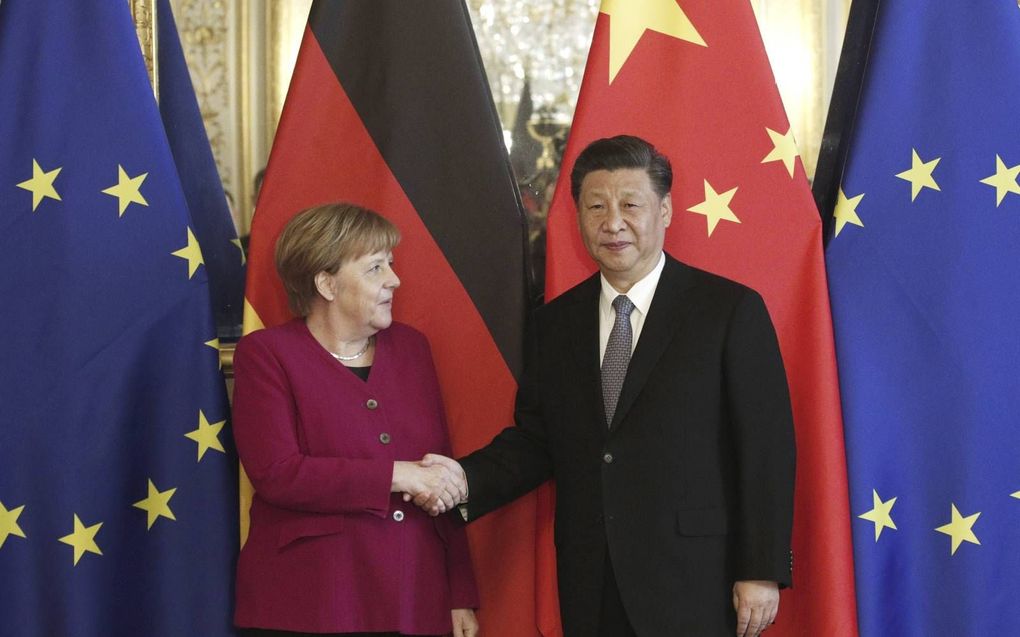 President Xi Jinping ontmoet Merkel in Parijs.  beeld EPA