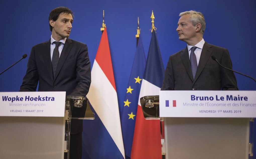 Minister Hoekstra (l.) met zijn Franse collega Bruno le Maire. beeld EPA