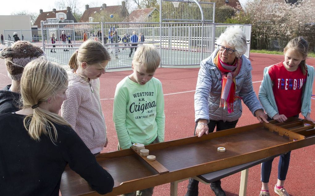 Mw. Bakker uit Sneek tijdens de koningspelen op de school in het Friese Oosterlittens.  beeld RD, Anton Dommerholt