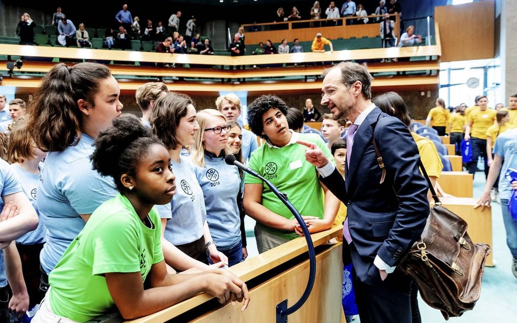 Minister Wiebes in gesprek met scholieren. beeld ANP, Robin van Lonkhuijsen