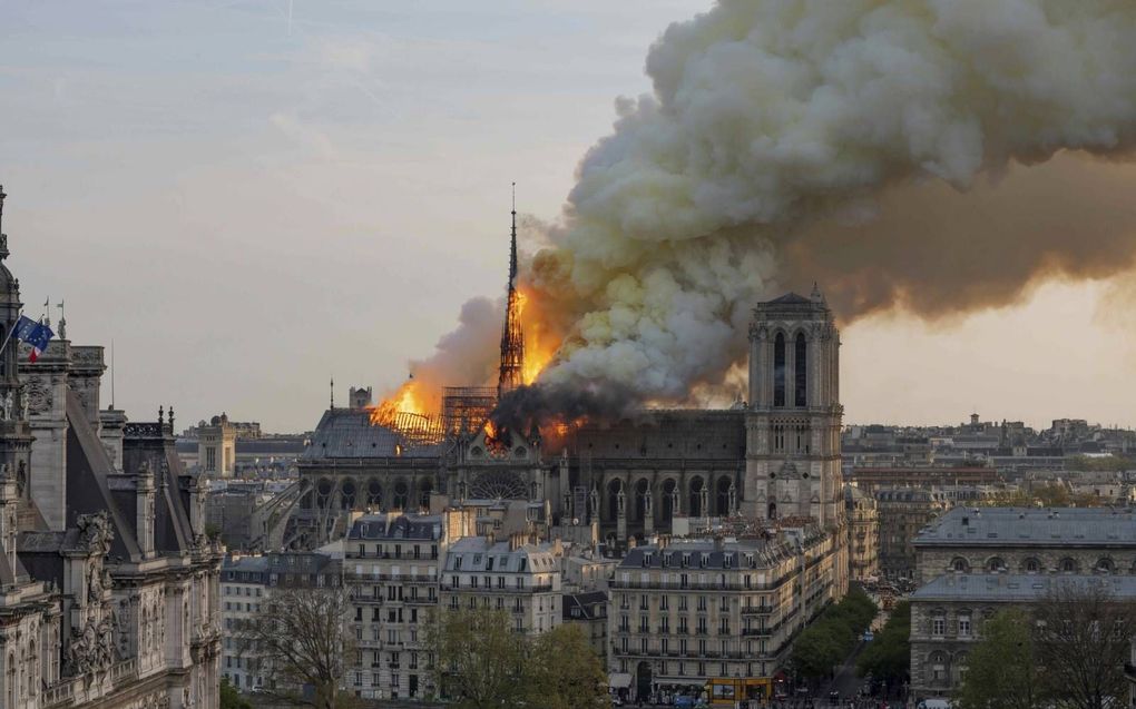 Vlammen uit de Notre Dame van Parijs, begin maandagavond. beeld AFP, Fabien Barrau