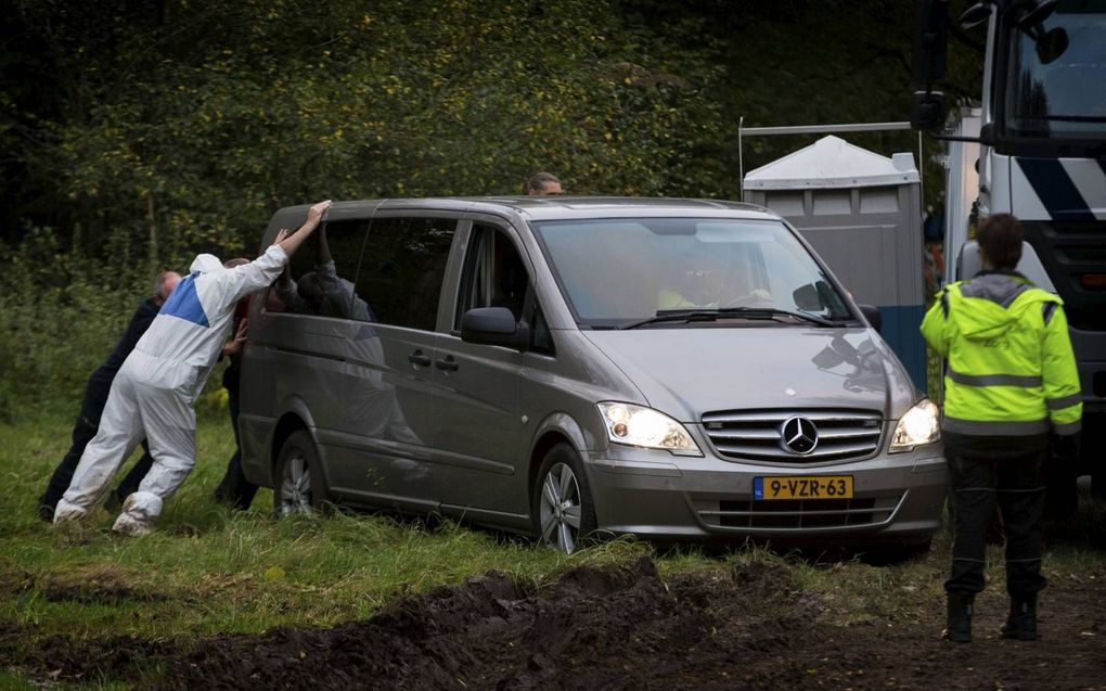 In een bos nabij Zeewolde vond de politie in oktober 2017 het lichaam van Anne Faber (25). Ze is verkracht en vermoord door zedenmisdadiger Michael P. Op de foto de lijkwagen. beeld ANP, Vincent Jannink