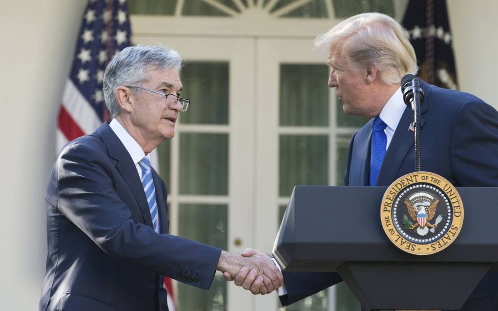 President Trump (r.) en Fed-voorzitter Jerome Powell (l.). beeld EPA, Michael Reynolds