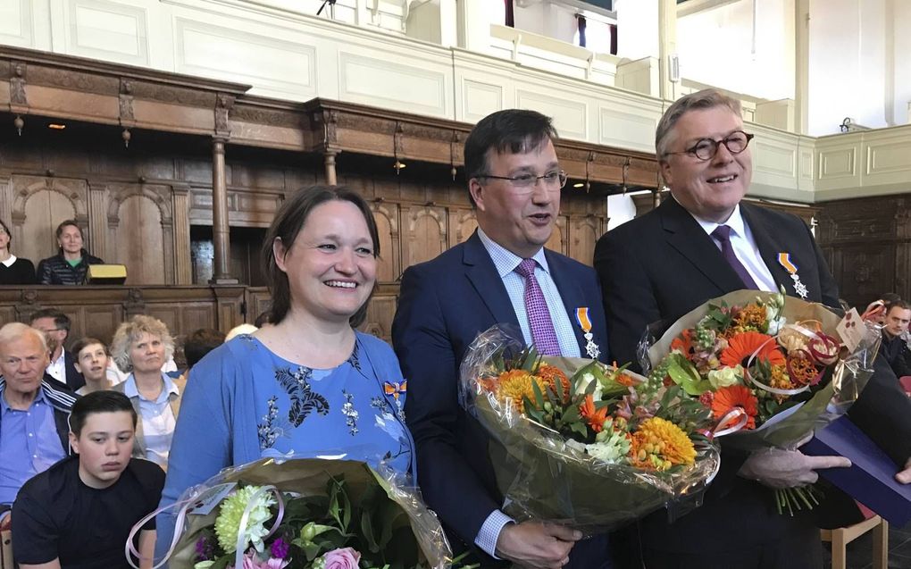 M. Riedijk uit Zierikzee werd vrijdagmorgen benoemd tot lid in de Orde van Oranje-Nassau. Haar man, A. S. Flikweert, werd ridder, evenals ds. P. de Graaf. beeld RD