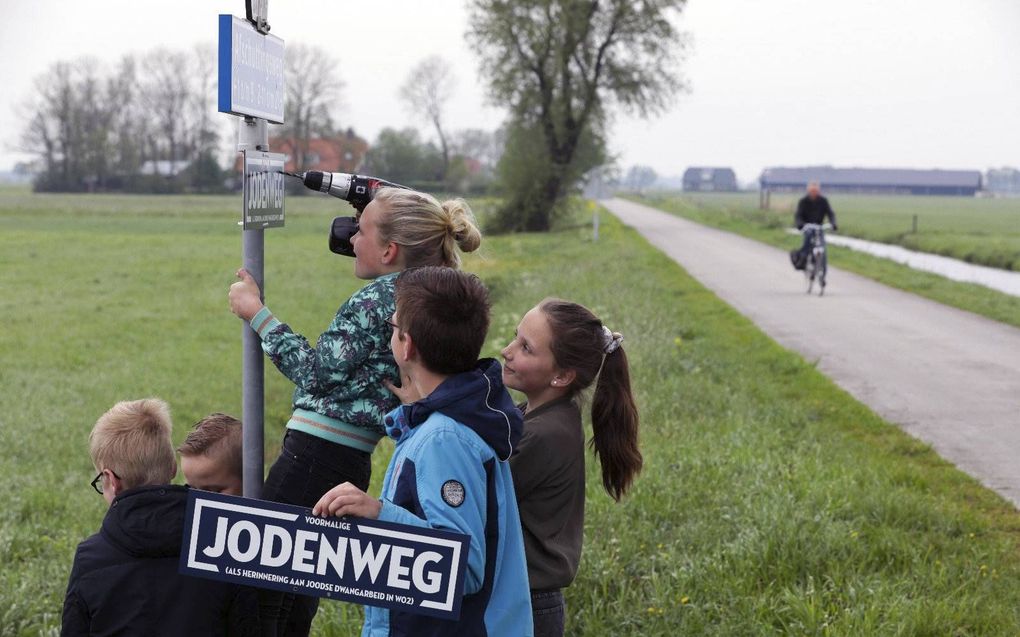 Rouveense schoolkinderen brachten vrijdag naambordjes aan op de Afschuttingsweg. Ze willen dat die Jodenweg wordt genoemd. beeld Eelco Kuiken