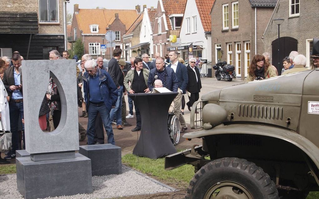 Het oorlogsmonument in Westmaas werd vorig jaar feestelijk onthuld. beeld RD