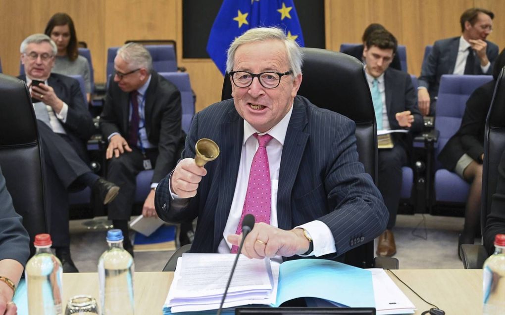 De Europese Commissievoorzitter Jean-Claude Juncker rinkelt met een belletje om een wekelijkse vergadering van de Europese Commissie te openen. beeld AFP, Emmanuel Dunand