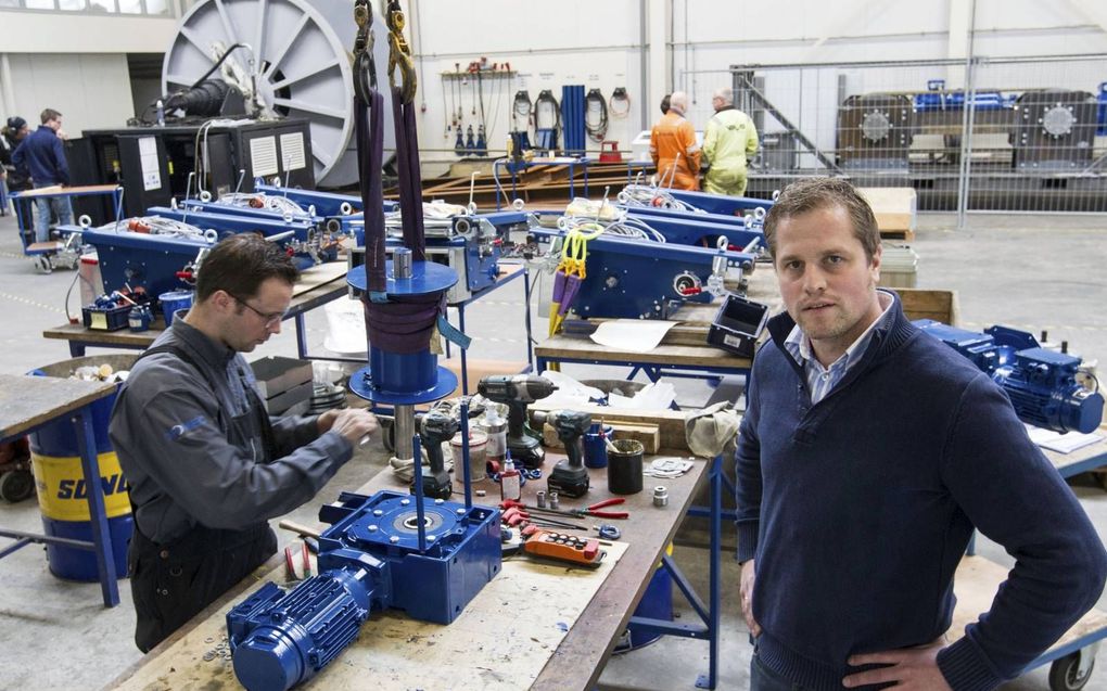 Dromec BV levert wekelijks tien tot vijftien lieren van klein tot heel groot. Cees Drost (r.): „Slechts 40 procent gaat naar Nederland.”  beeld RD, Anton Dommerholt