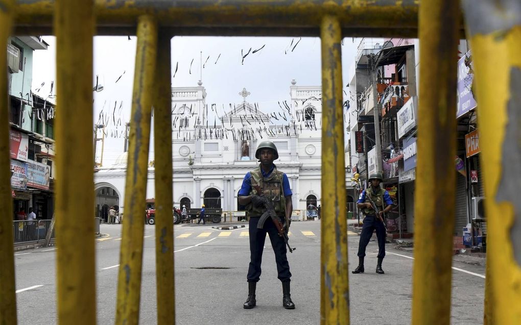 Zichtbare veiligheidsmaatregelen in Sri Lanka, een week na de bomaanslagen. President Sirisena heeft een waarnemend politiechef benoemd. De huidige topman zou fouten hebben gemaakt in de aanloop naar de aanslagen, maar weigerde op te stappen. beeld AFP, L